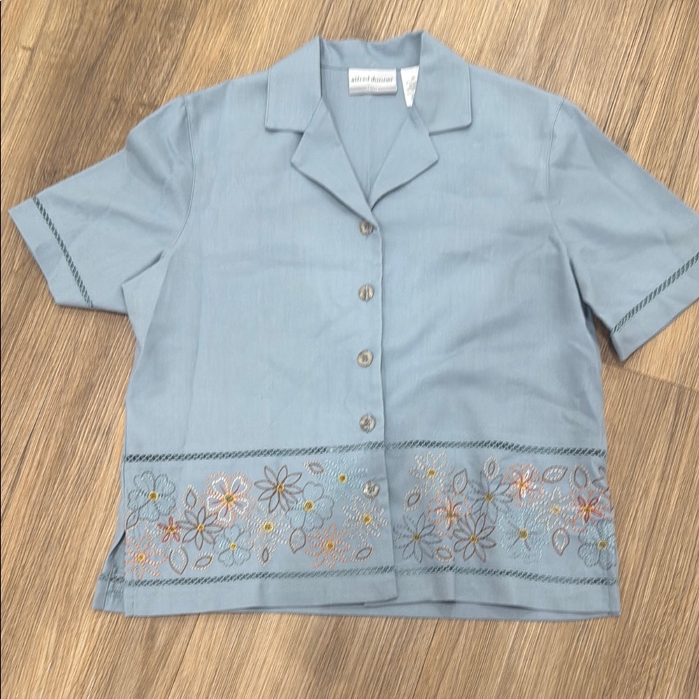 Embroidered Button-Up Shirt 6p